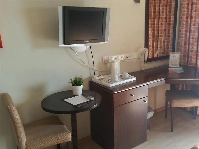 Livadhiotis City Hotel Larnaca 2*,  Kıbrıs