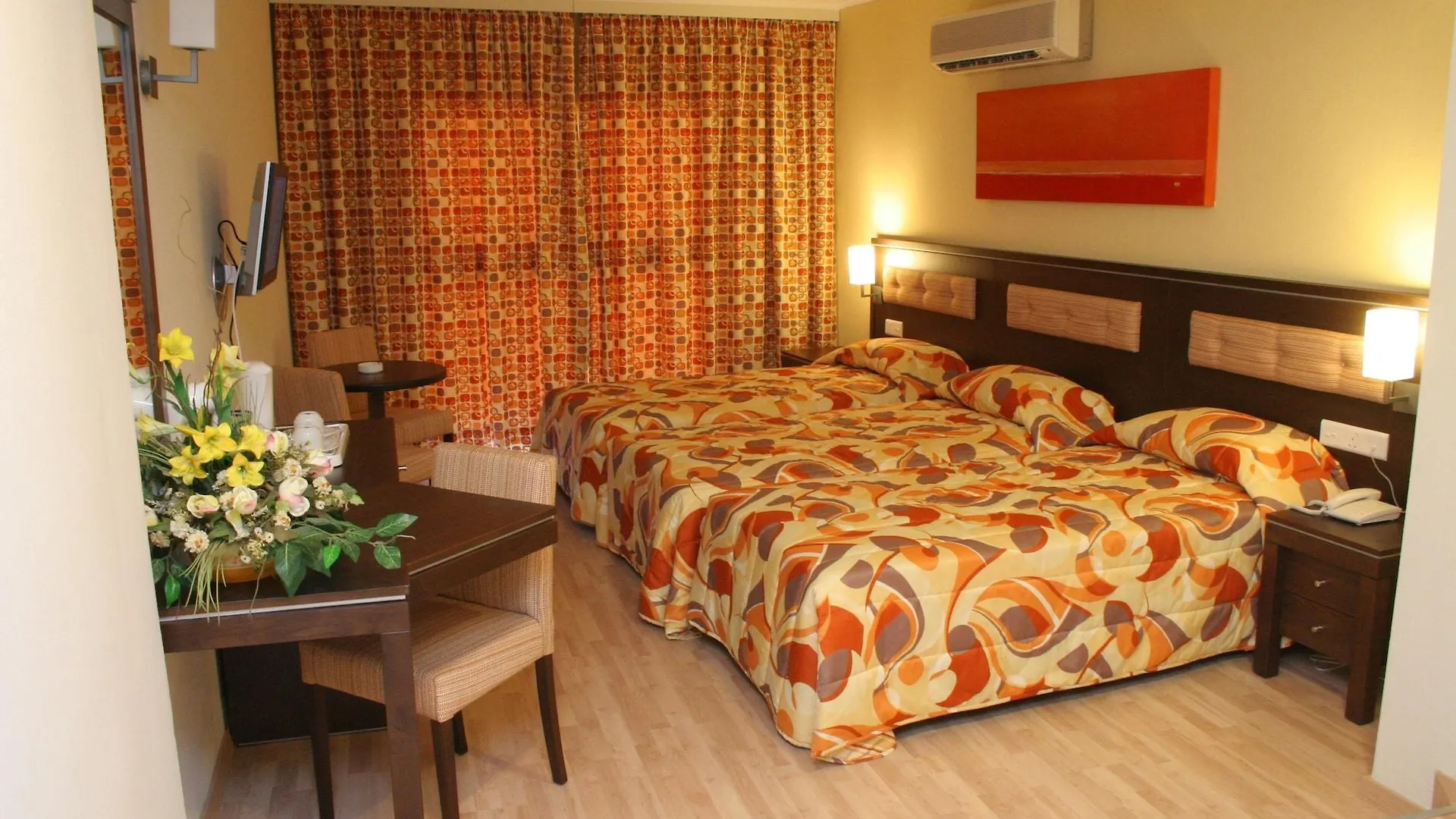 Livadhiotis City Hotel Larnaca 2*,  Kypr