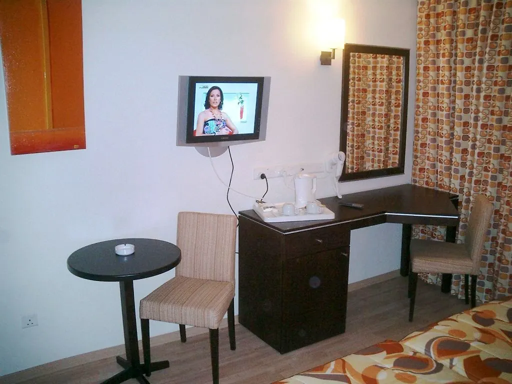 Livadhiotis City Hotel Larnaka 2*,  Zypern