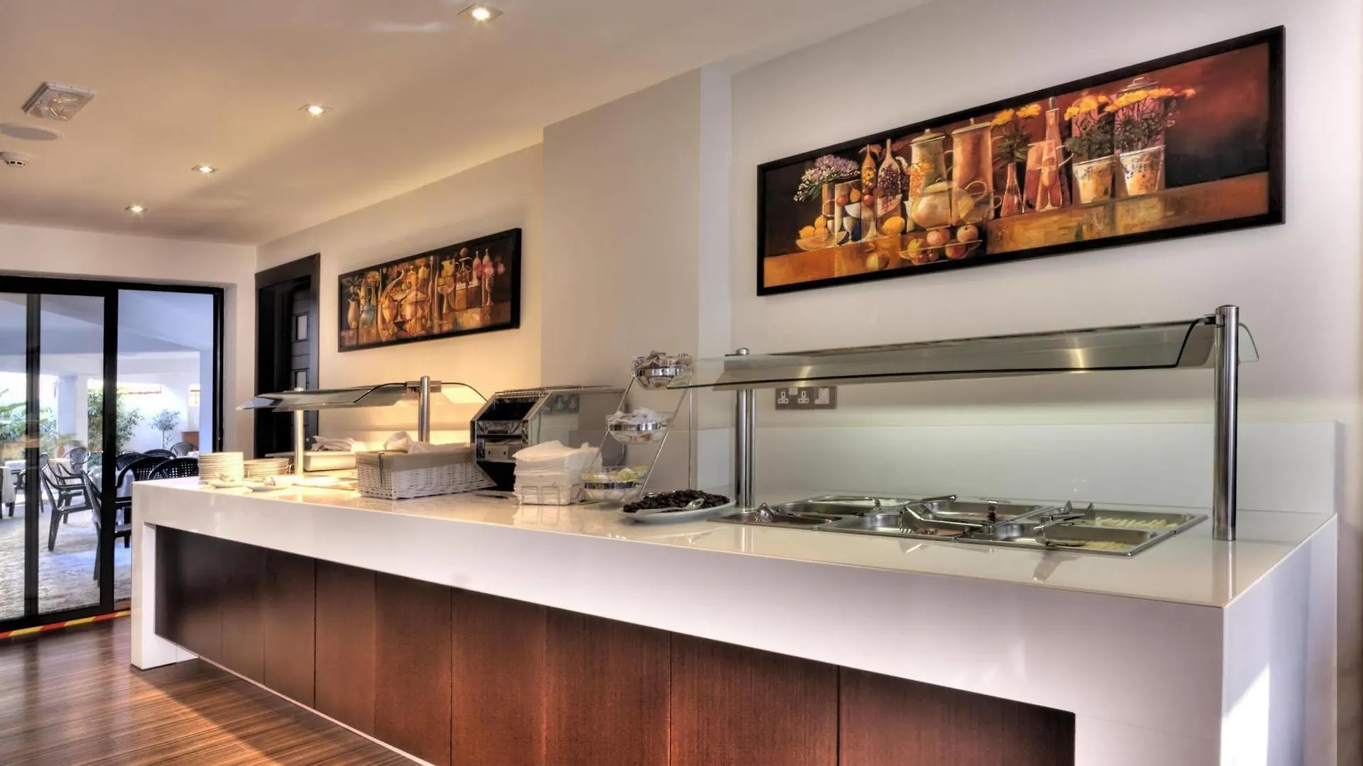 Livadhiotis City Hotel Larnaka 2*,